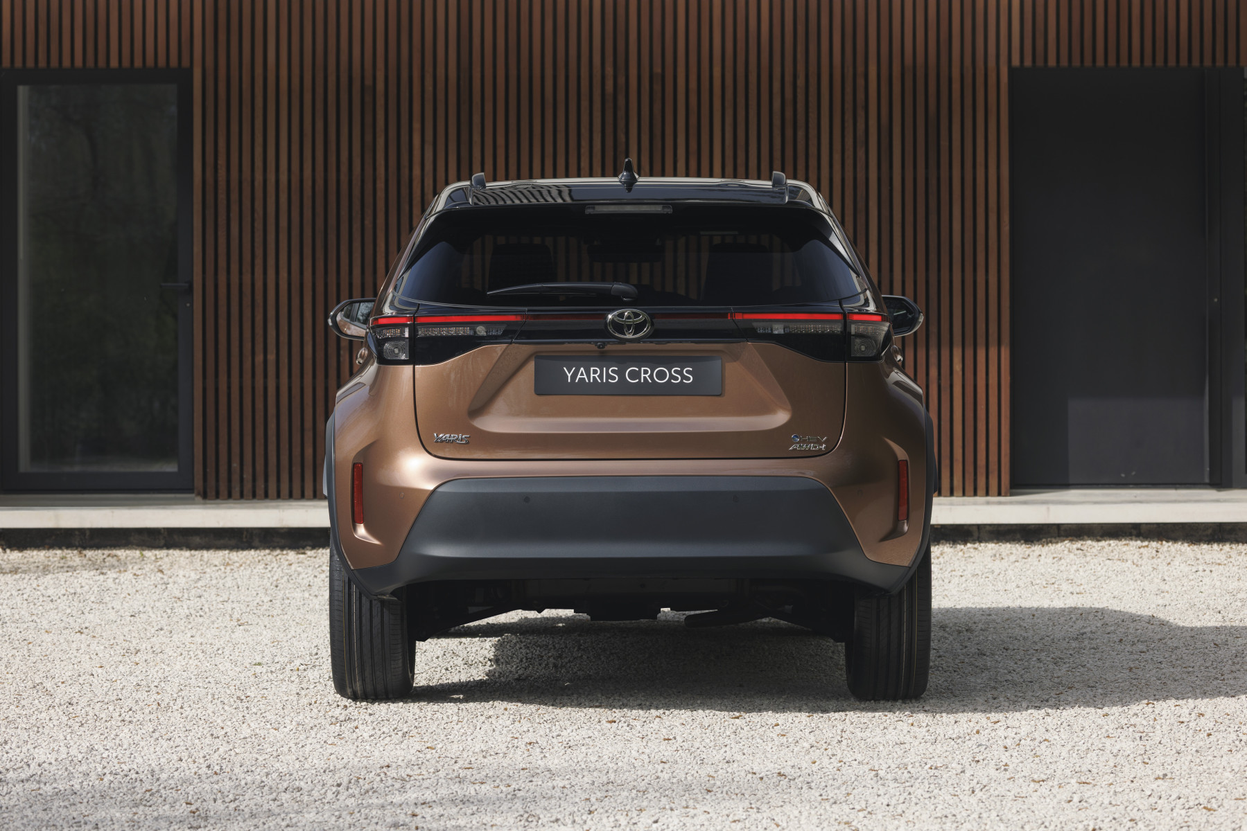 1920_yariscross_highgrade_preciousbronze_static_11